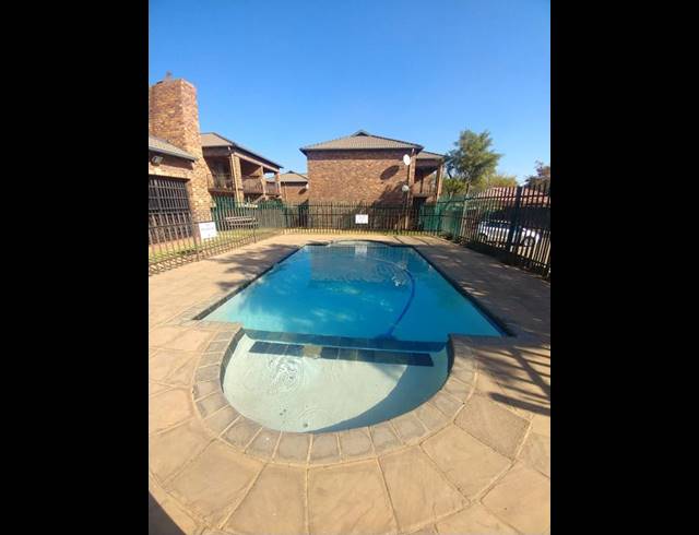 2 BEDROOM TOWNHOUSE FOR SALE IN SONNEVELD